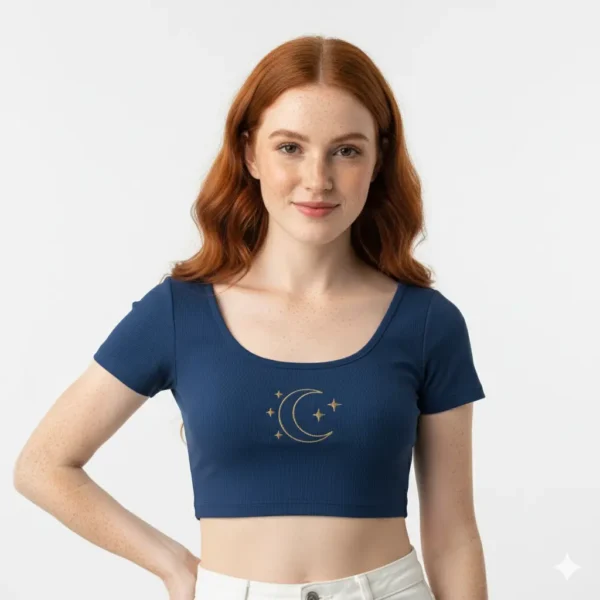Top azul manga corta Top azul de manga corta con un dibujo en el centro de una luna