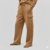 Pantalón chandal ancho marron crema Pantalón de chandal marrón claro con cordón en la cintura y bolsillos en los laterales