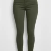 Pantalón skinny verde militar Pantalón vaquero skinny verde militar con bolsillos delante y detras