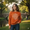 Sudadera naranja dibujo Sudadera naranja sin capucha con dibujo de mandala y cuello redondo