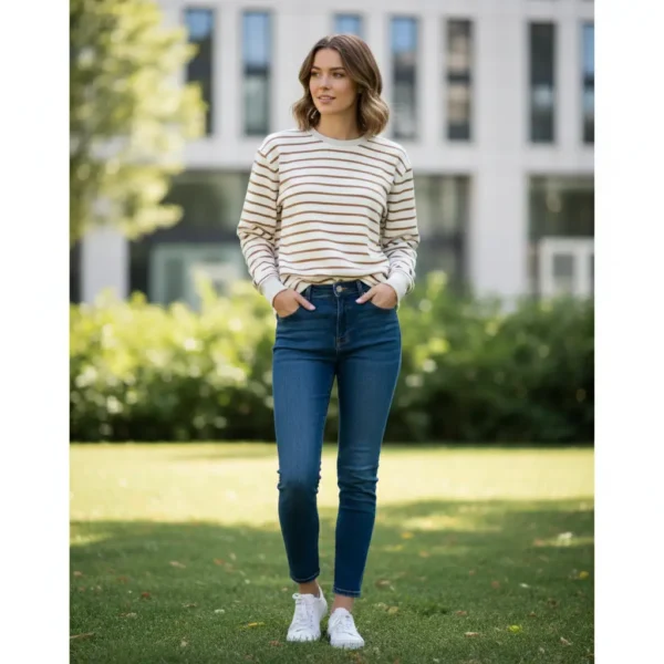 Sudadera blanca con rayas finas marrones de cuello redondo y sin capucha